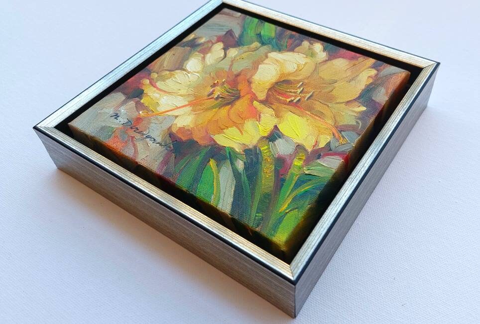 Lily pittura floreale originale incorniciato 6x6, regalo mamma dalla figlia, due fiori gialli decorazione arte della parete